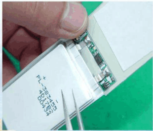 避免用鑷子之類的利器接觸電芯表面，防止刺破電芯包裝而造成漏液。