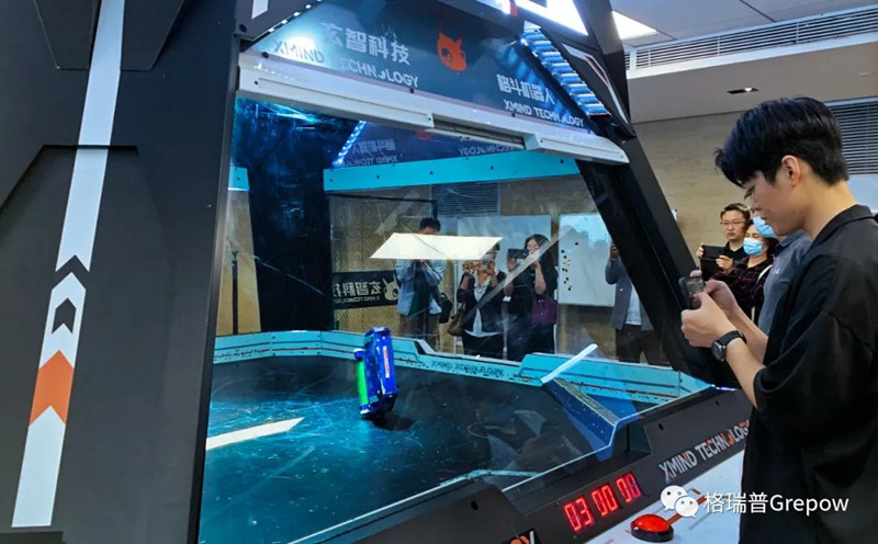 玄智科技同事在新辦公場(chǎng)所，展示了輕量級(jí)格斗機(jī)器人表演