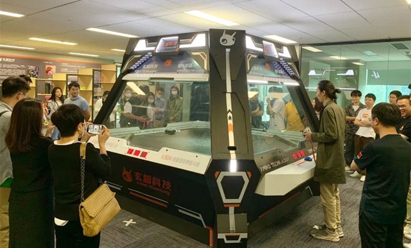 玄智科技同事在新辦公場(chǎng)所，展示了輕量級(jí)格斗機(jī)器人表演