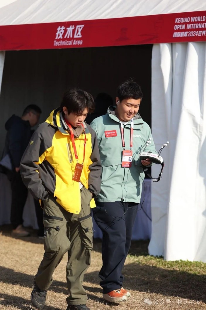 左云飛屹、右李冠辰