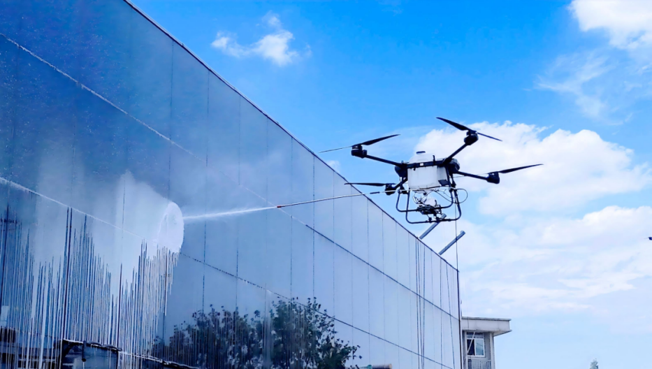 高空清洗無(wú)人機(jī)作業(yè)中