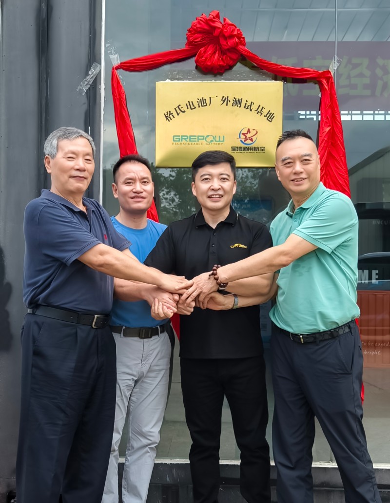 格瑞普副總經(jīng)理陳海波和星灣航空領(lǐng)導(dǎo)