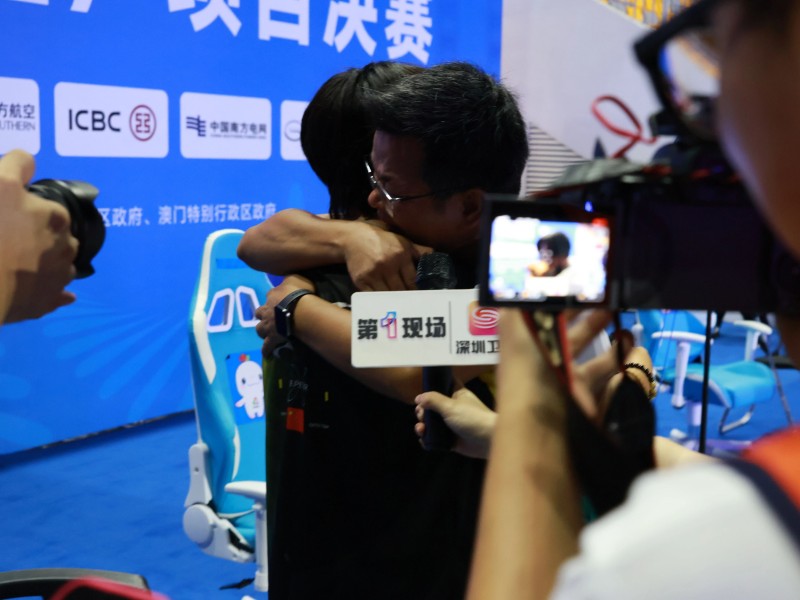 小白奪冠，師傅黃教練忍不住淚灑現(xiàn)場(chǎng)